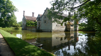 Baddesley Clinton moat.jpg